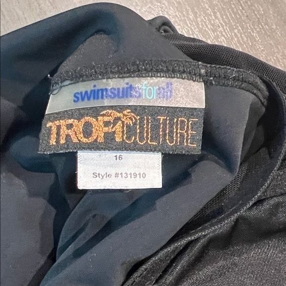 Stylish One Piece Underwire Swimsuit Size 16 - Picture 2 of 7